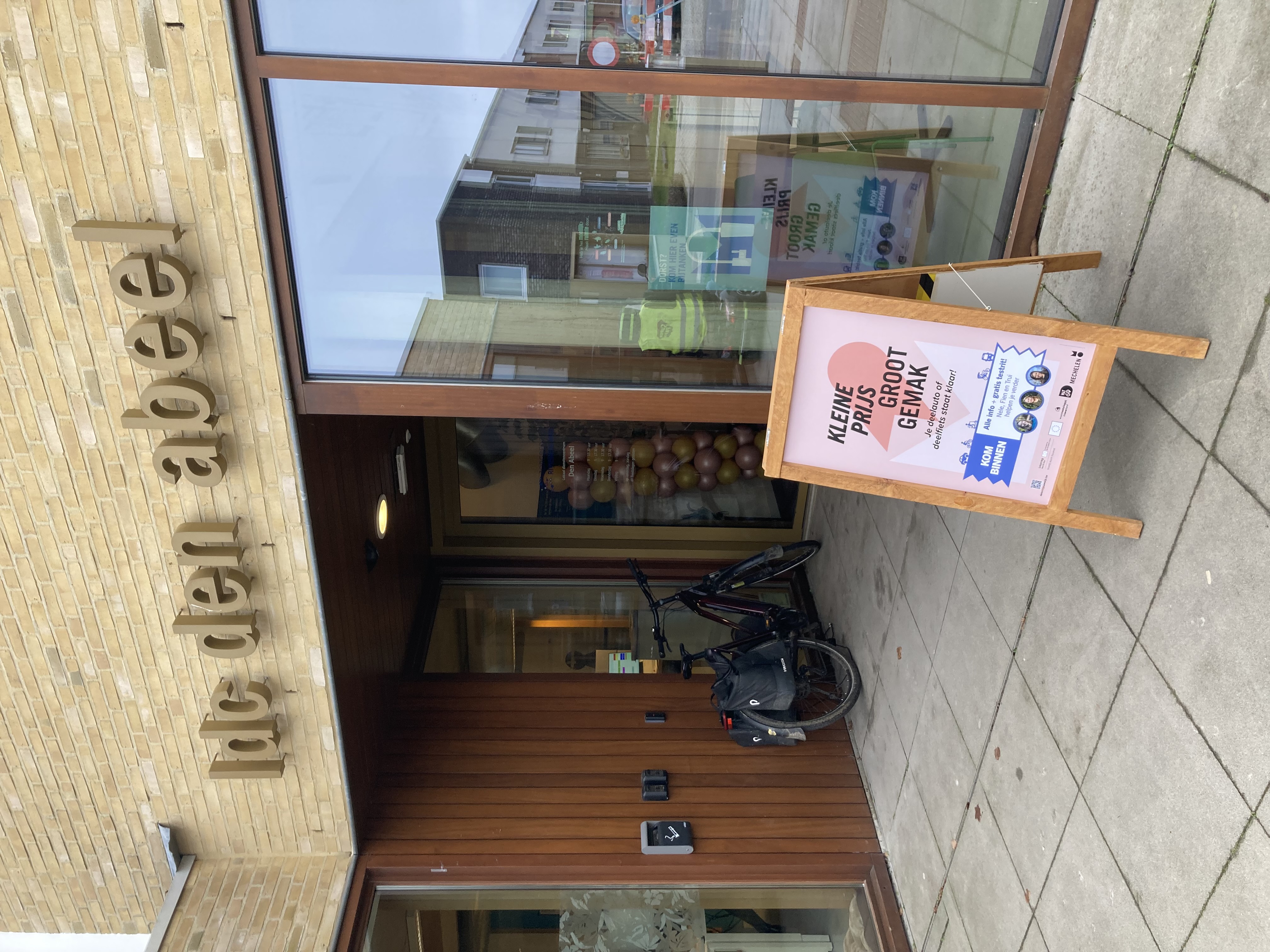 Gandhiwijk stoepbord buiten.jpeg